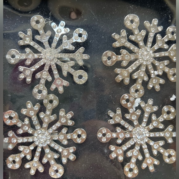 Rachel Zoe SNOWFLAKE Napkin Rings Rhinestones Silver tome set of 4 new in box - Picture 4 of 6